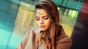 portrait individuel, femme en extérieur. Couleurs.