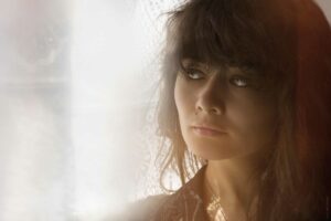 portrait femme à la fenêtre - couleur