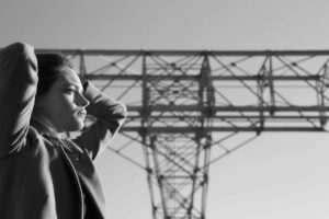 Photo femme noir et blanc - extérieur urbain