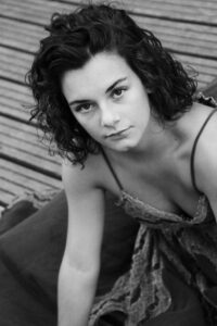 portrait femme noir et blanc exterieur