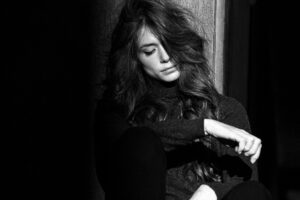 Portrait de Bérénice en noir et blanc.