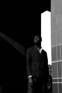 Portrait photo noir et blanc homme.