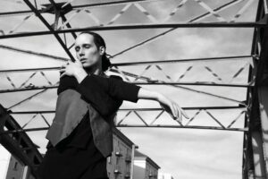 Portrait noir et blanc en extérieur du danseur Raul Natureza.