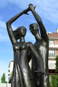 statue-dans-la-ville